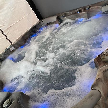 Travel Legend Stays 1 Bedroom Place With Hot Tub Farnham Royal Exteriér fotografie