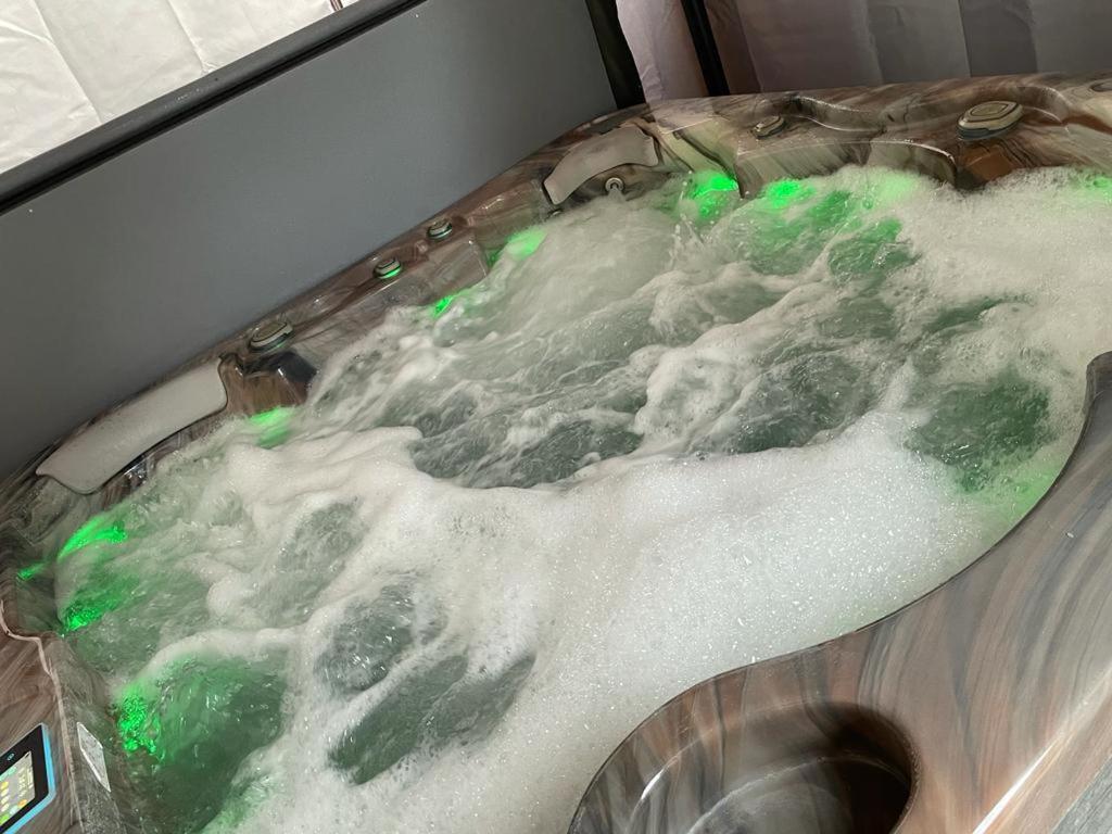 Travel Legend Stays 1 Bedroom Place With Hot Tub Farnham Royal Exteriér fotografie